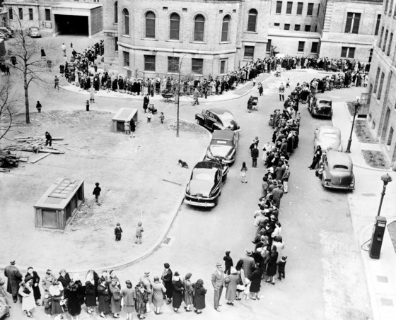1947 People in New York waiting for vaccine