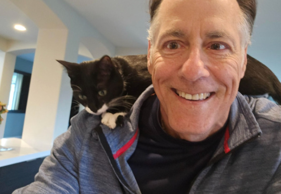 Beans the Cat on Gary's shoulders