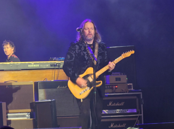 Rich Robinson cooly playing lead guitar and occasional rhythm