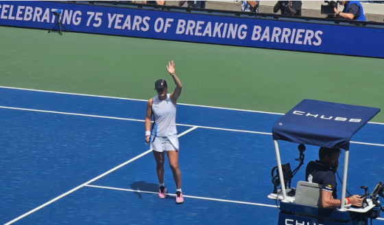 Iga waiving to the crowd after her victory - US Open - August 28, 2025